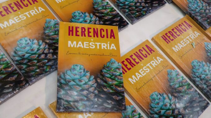 Presentan libro que rescata el legado de 44 maestras y maestros mezcaleros y reaviva el llamado para revisar el IEPS