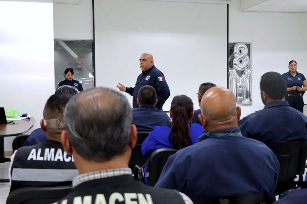 Capacitan en maquiladora contra violencia de género