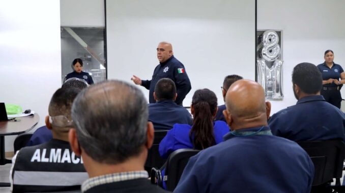 Capacitan en maquiladora contra violencia de género