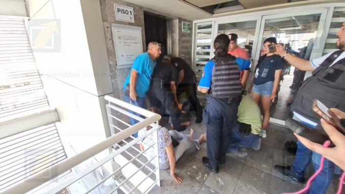 Ocho turistas quedan atrapados 20 minutos en elevador del estacionamiento del Congreso