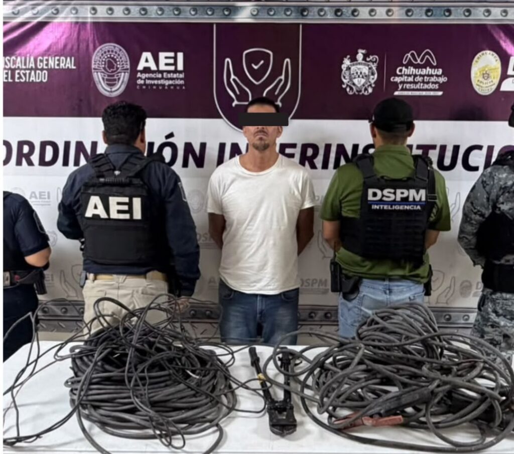 Aseguran vehículo y cableado tras cateo por investigación de robo a plantel escolar