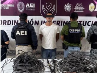 Aseguran vehículo y cableado tras cateo por investigación de robo a plantel escolar