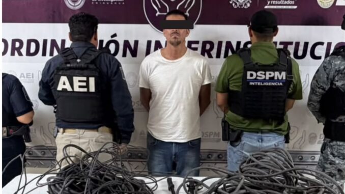 Aseguran vehículo y cableado tras cateo por investigación de robo a plantel escolar