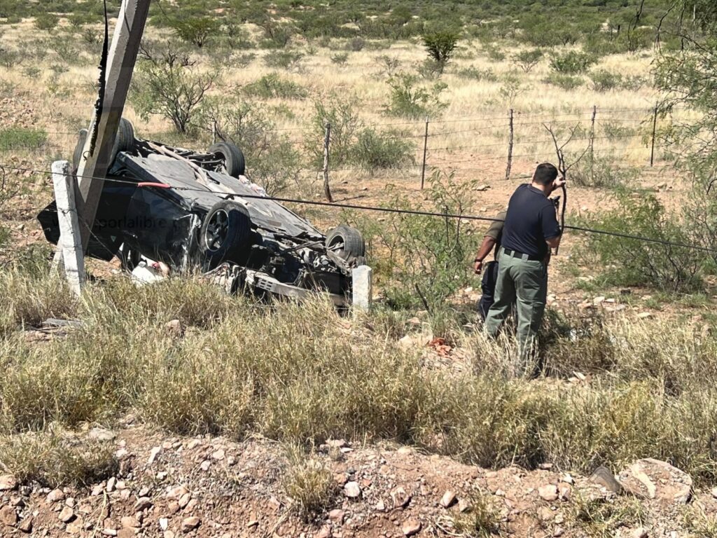 Conductor abandona vehículo tras volcadura en la carretera Chihuahua-Delicias