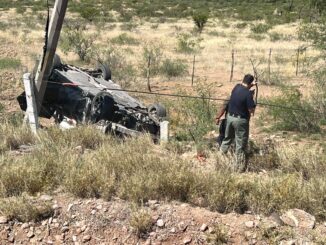 Conductor abandona vehículo tras volcadura en la carretera Chihuahua-Delicias