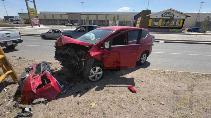 Choque entre unidad oficial de Salud y camioneta deja un lesionado en avenida Tecnológico