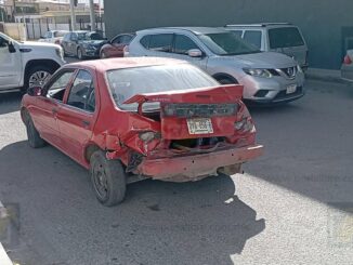 Choque entre dos vehículos en la avenida Tecnológico; madre y bebé al hospital