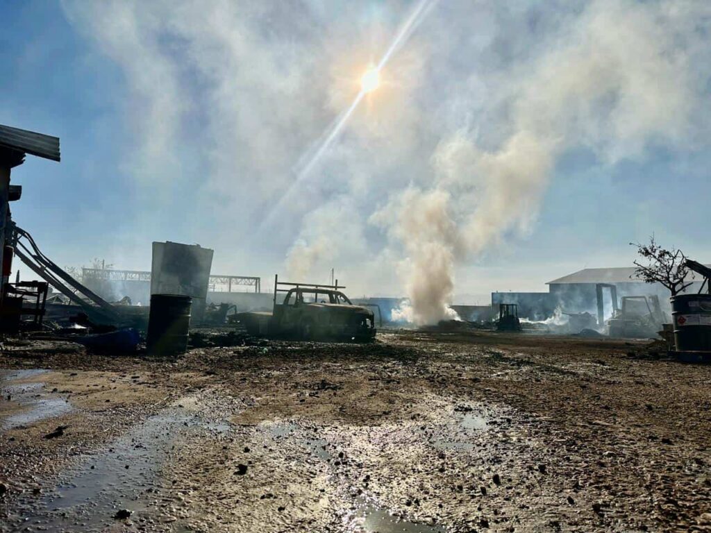 Trabajaron bomberos cerca de 12 horas para sofocar incendio en tarimera de la colonia Granjas del Valle