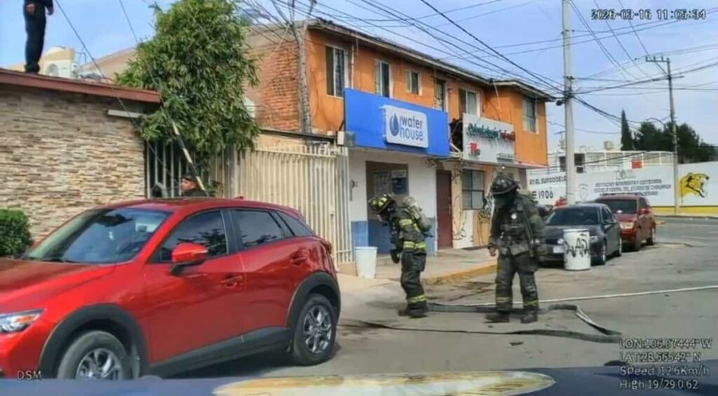 Rescataron Bomberos a pareja y sus cuatro perritos tras incendio en su vivienda