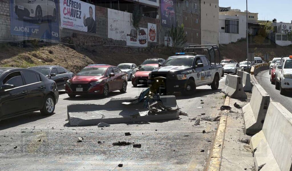 Conductora pierde el control y se estrella contra muro en La Cantera