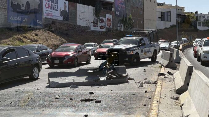 Conductora pierde el control y se estrella contra muro en La Cantera