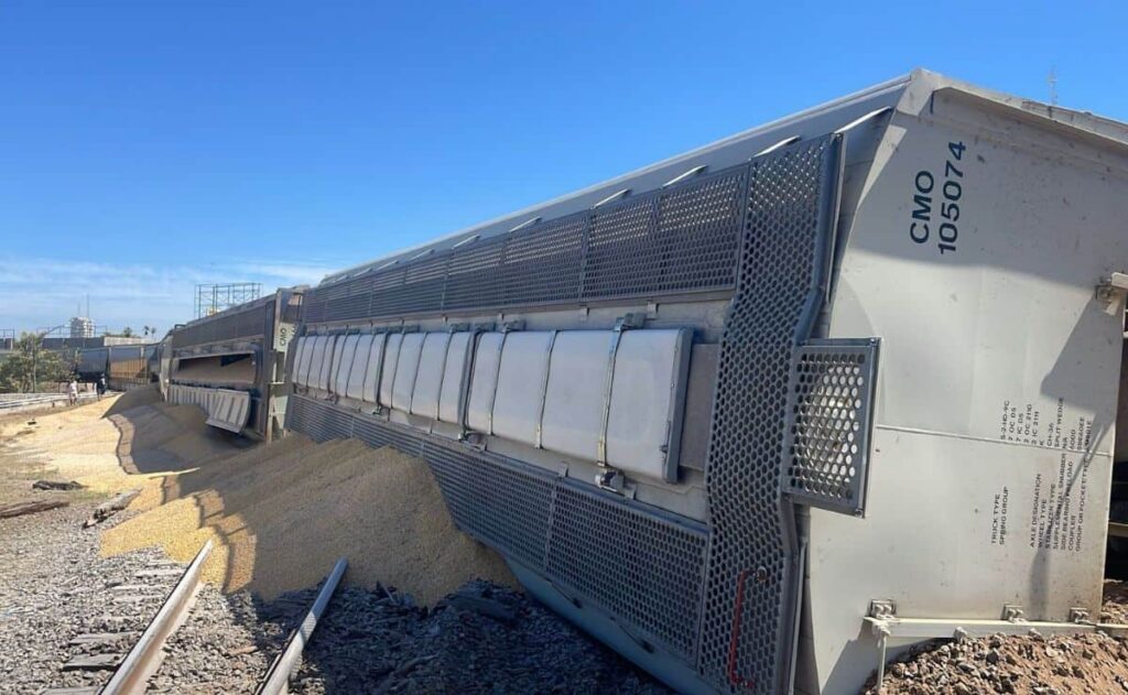 Tren cargado de granos descarrila en Culiacán