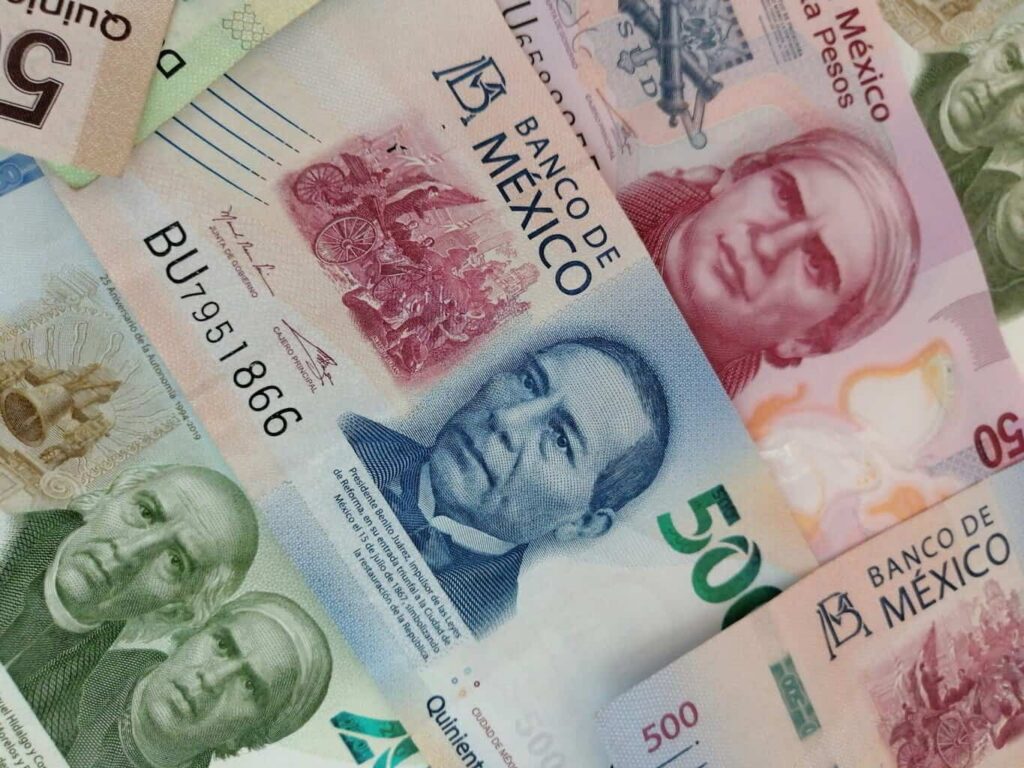 Peso mexicano recorta su apreciación del año frente al dólar y se acerca a las 18 unidades