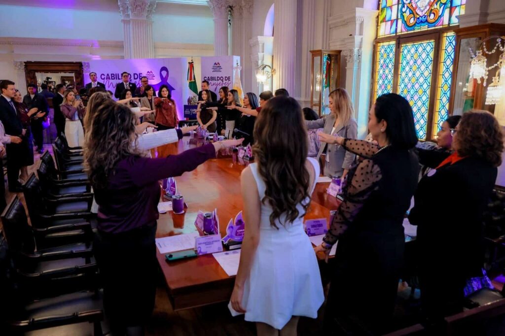 Toma Marco Bonilla protesta a integrantes del primer Cabildo de Mujeres