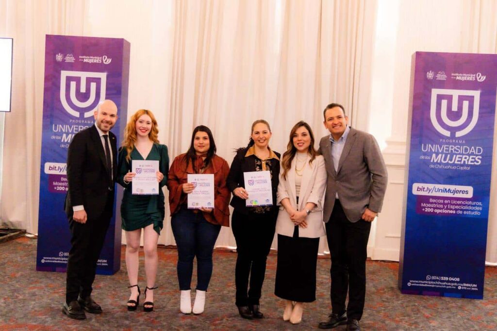 Entrega Marco Bonilla reconocimiento a primeras egresadas de la Universidad de las Mujeres
