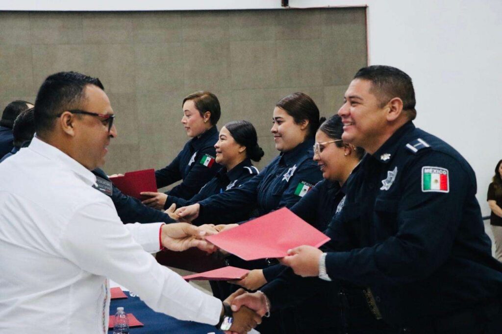 Entregan certificados de preparatoria a 98 elementos de seguridad tras concluir sus estudios