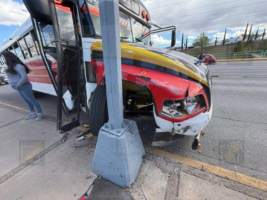 Camión con bachilleres se estrella contra poste en la Cantera tras presunto exceso de velocidad
