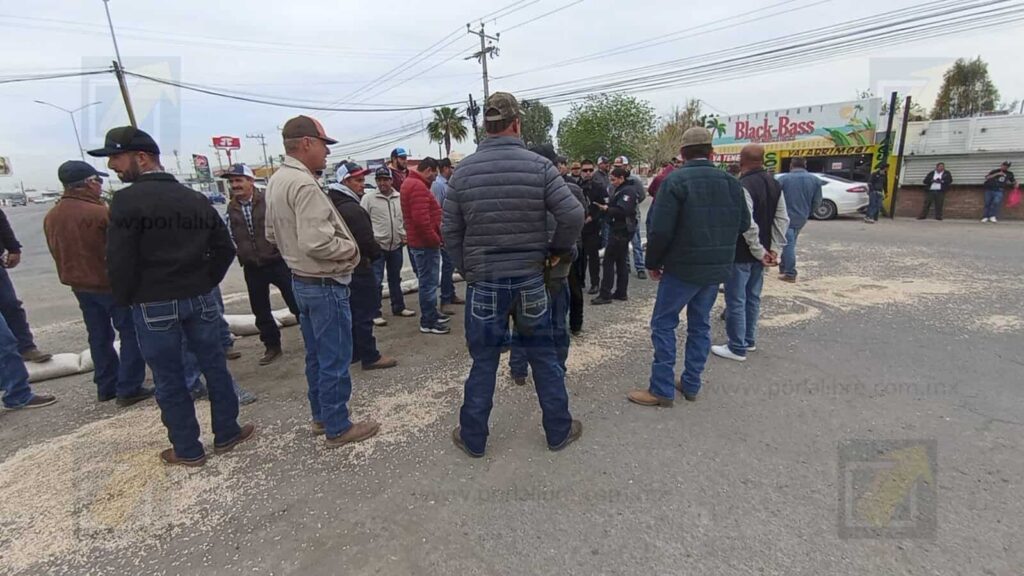 Productores de frijol derraman grano frente a Salgamex y exigen ser incluidos en programa de ingreso objetivo