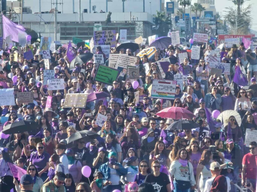 Marcha del 8M irrumpe en la Plaza del Ángel entre consignas, pintas y fuerte resguardo en edificios públicos