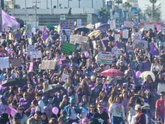 Marcha del 8M irrumpe en la Plaza del Ángel entre consignas, pintas y fuerte resguardo en edificios públicos