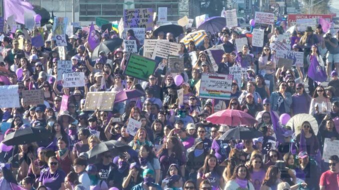Marcha del 8M irrumpe en la Plaza del Ángel entre consignas, pintas y fuerte resguardo en edificios públicos