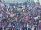 Marcha del 8M irrumpe en la Plaza del Ángel entre consignas, pintas y fuerte resguardo en edificios públicos