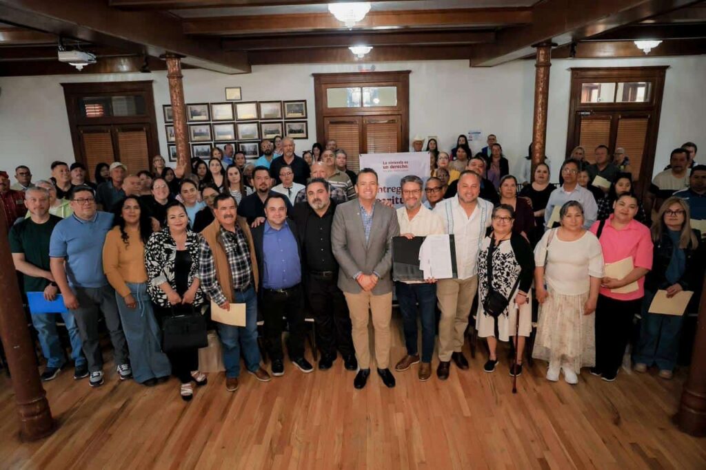 Entrega Marco Bonilla a 74 familias escrituras de sus casas 