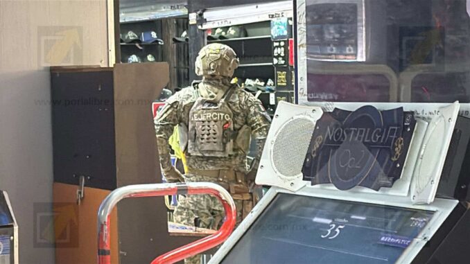 Aseguran decenas de máquinas tragamonedas en operativo conjunto en Plaza de la Tecnología; la clausuran