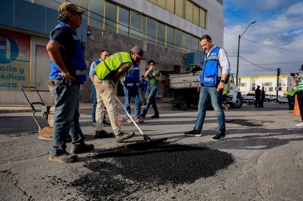 Supervisa Marco Bonilla trabajos de bacheo en la Santo Niño; mantenimiento vial continúa en toda la ciudad