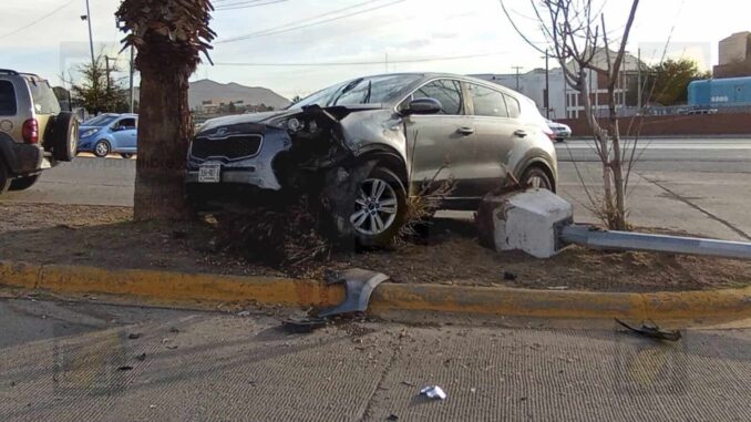 Conductora pierde el control y derriba luminaria en la Teófilo Borunda