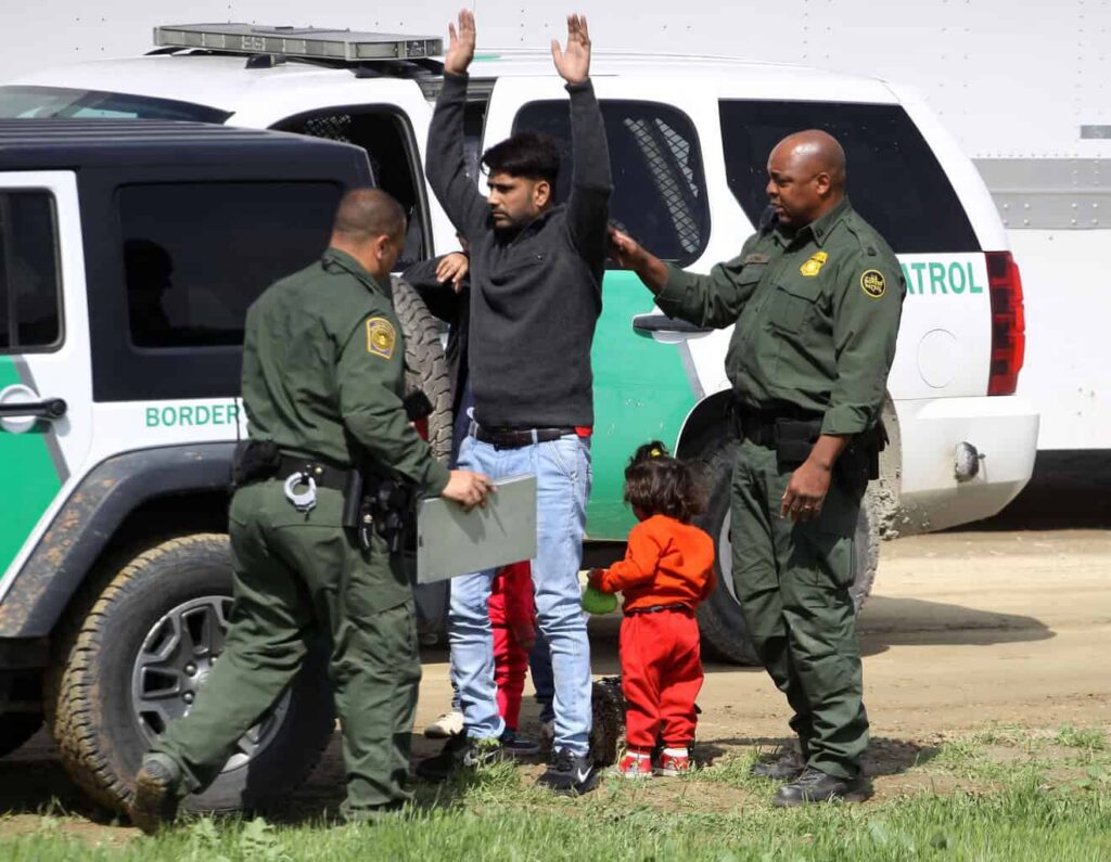 Investigan si agentes migratorios infringieron la ley en más de 15 incidentes en Minnesota