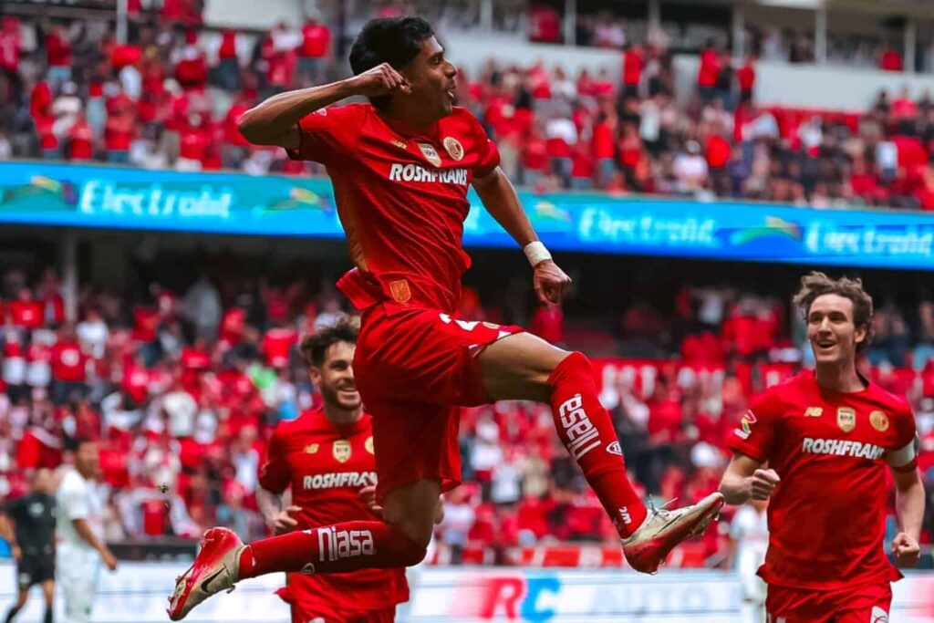 Toluca le quita a Chivas el liderato