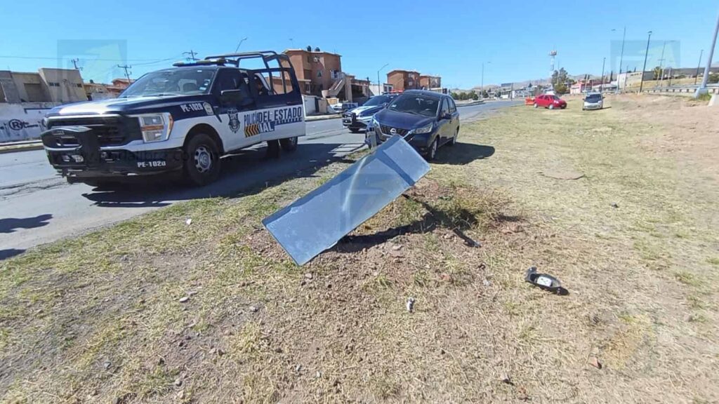 Pierde el control en curva y se estrella contra señalamiento en la Nogales; descartan volcadura