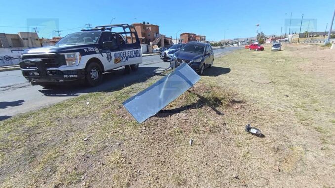 Pierde el control en curva y se estrella contra señalamiento en la Nogales; descartan volcadura