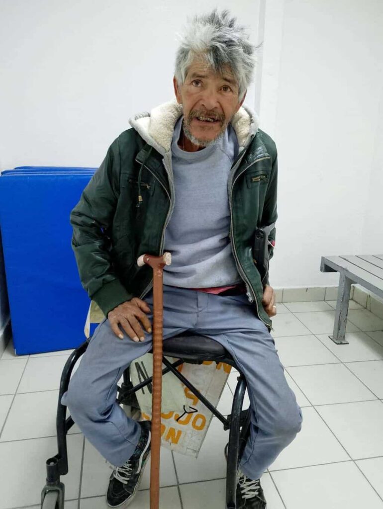 Piden apoyo para localizar a familia de hombre extraviado