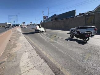 Choque con volcadura genera caos vial en Periférico de la Juventud