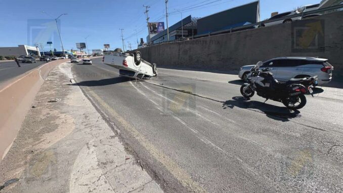 Choque con volcadura genera caos vial en Periférico de la Juventud
