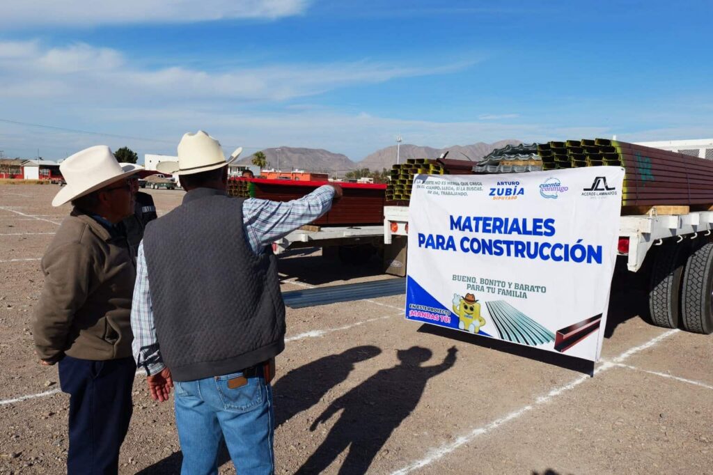 Arturo Zubía entrega a 290 familias con programa de láminas y polines en Camargo