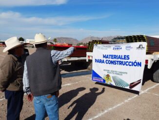 Arturo Zubía entrega a 290 familias con programa de láminas y polines en Camargo