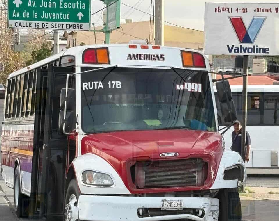 Camión de maquiladora provoca choque múltiple tras perder el control