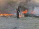 Provocan incendio en lote baldío