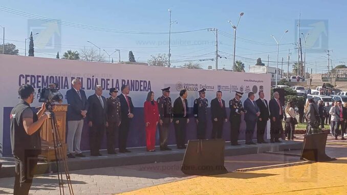 Maru Campos encabeza juramento en el Día de la Bandera 