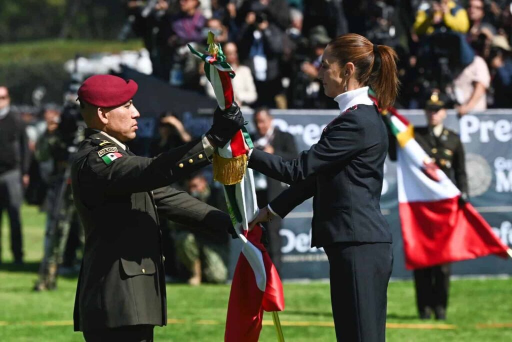 Sheinbaum encabeza la ceremonia por el Día de la Bandera en CDMX