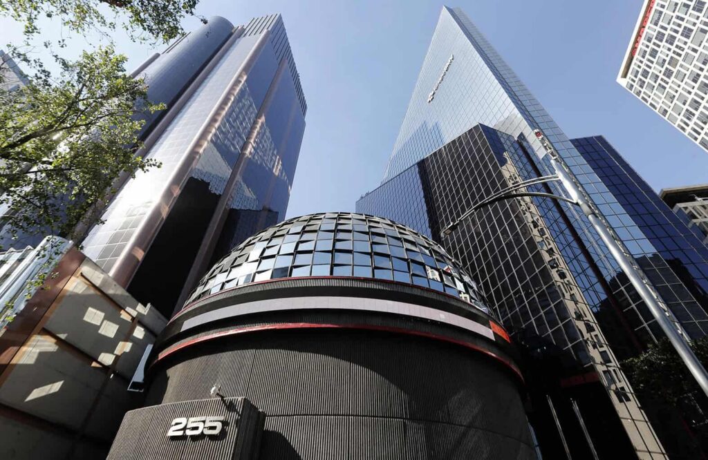 Bolsa mexicana cae 1.12 % por aumento de aversión al riesgo por violencia tras operativo