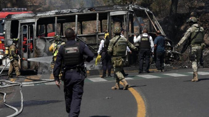 Reanudan corridas del transporte de pasajeros tras violencia por abatimiento de ‘el Mencho’