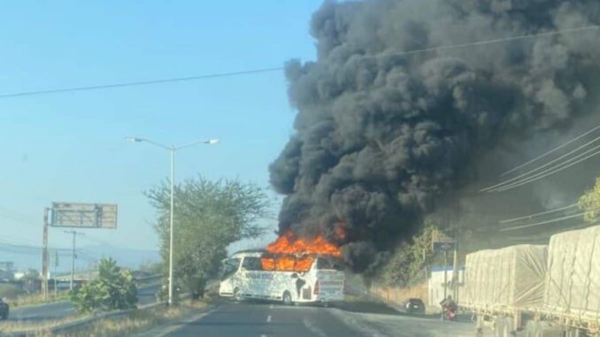 Se registran narcobloqueos en Jalisco; Gabinete de Seguridad confirma operativo en la zona