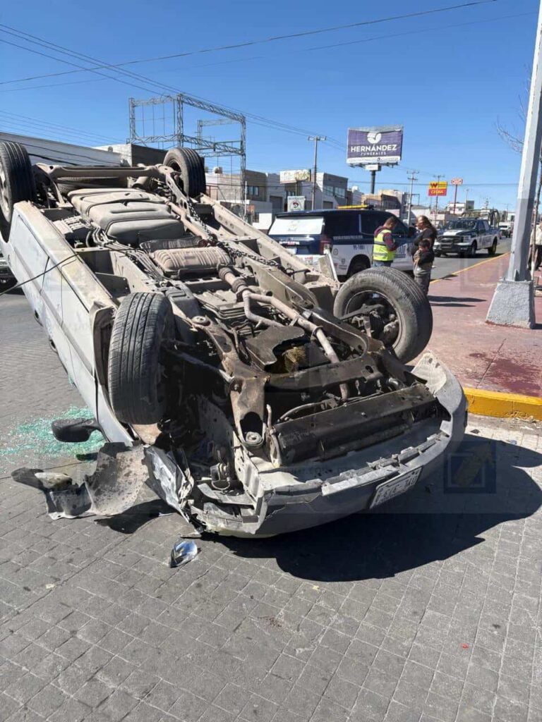 Volcadura en la Tecnológico deja a mujer y menor heridos en Paseos de Chihuahua