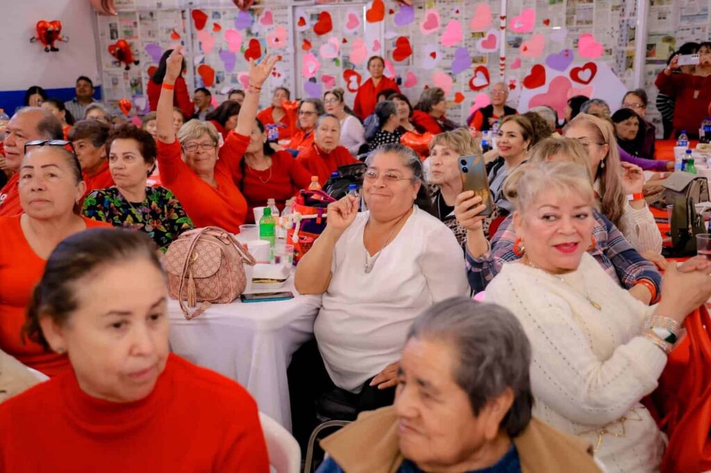 Asiste alcalde Marco Bonilla a baile de corazones de clubes del abuelo de la zona sur
