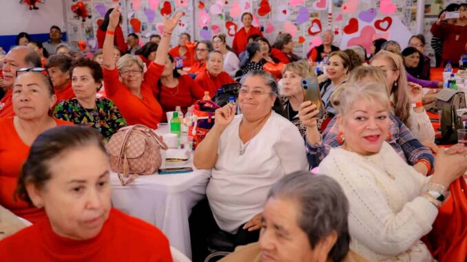 Asiste alcalde Marco Bonilla a baile de corazones de clubes del abuelo de la zona sur