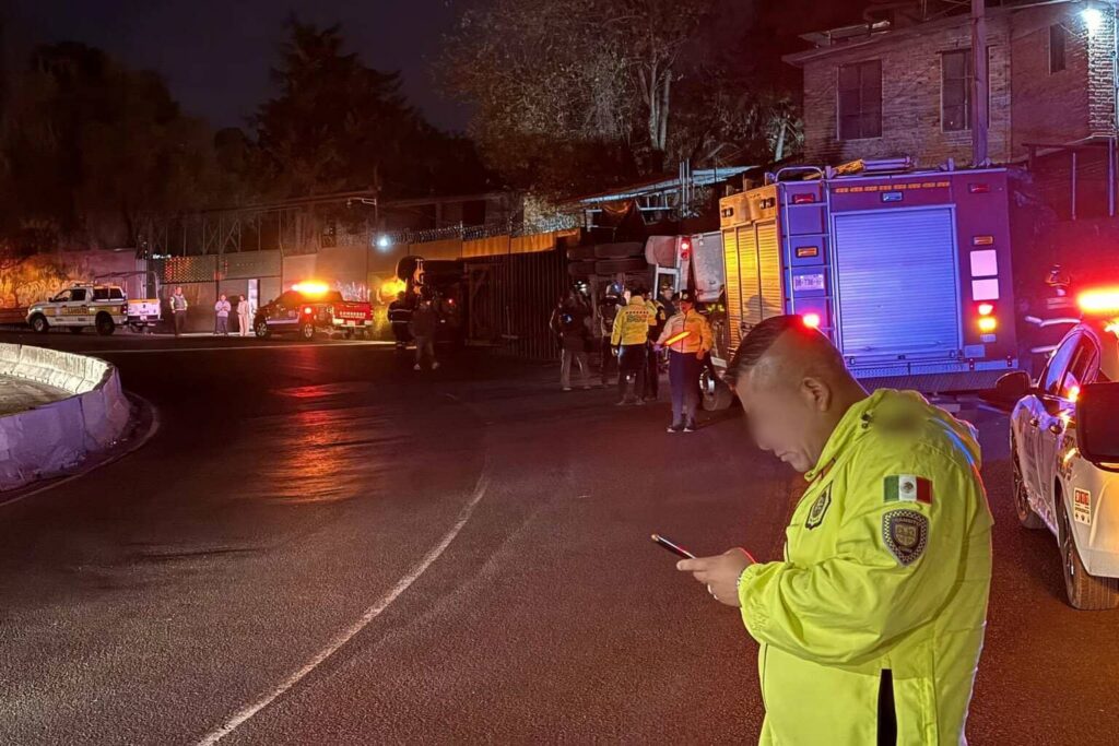 Tráiler con abarrotes vuelca en Viaducto Tlalpan, CDMX
